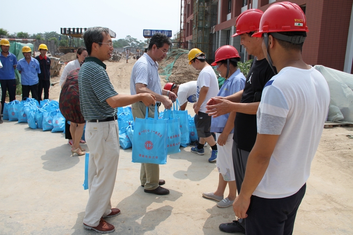 2016-8-3市總工會(huì)慰問(wèn) 073.jpg